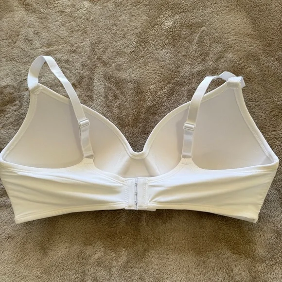 NWOT White Wireless Bra with Adjustable Straps and Smooth Cups Size 38C - Picture 2 of 3